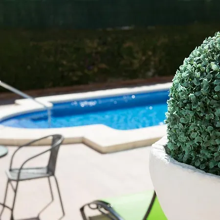 Villa In Center With Pool And Close Beach *