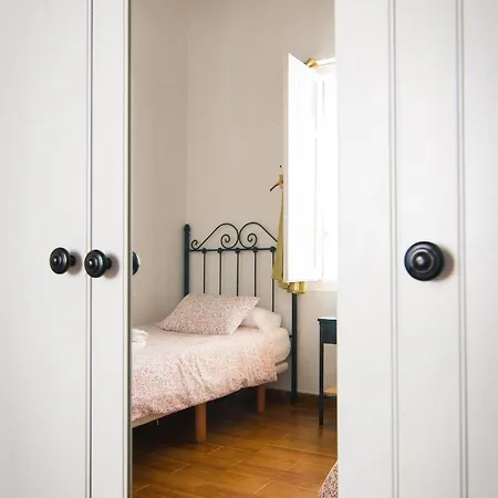 Villa In Center With Pool And Close Beach