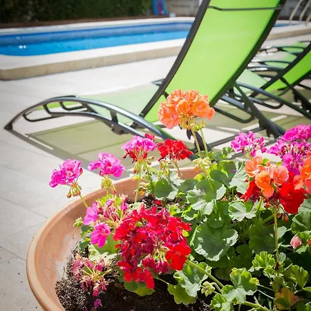 Villa In Center With Pool And Close Beach